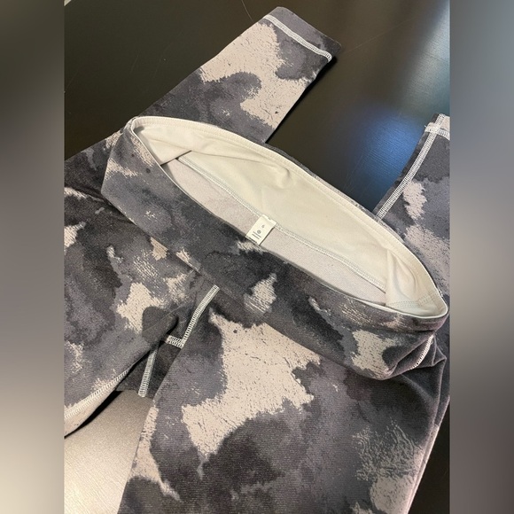 Lululemon - Wunder Under US6 - Picture 3 of 6